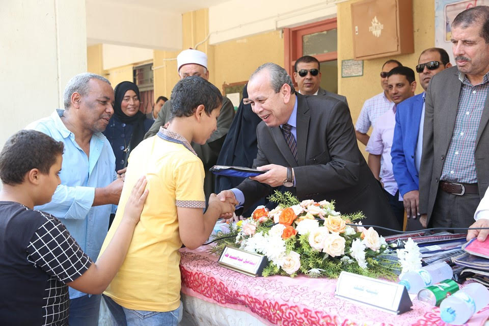 محافظ كفرالشيخ يسلم العصا البيضاء وقطع الملابس والأدوات المدرسية هدايا للمكفوفين 