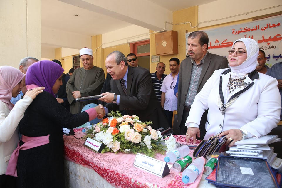 محافظ كفرالشيخ يسلم العصا البيضاء وقطع الملابس والأدوات المدرسية هدايا للمكفوفين 