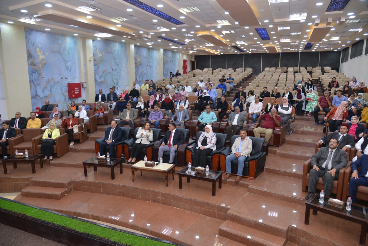 شهادات للمتميزين في دورة التدريبية للمسئول الحكومى المحترف بمطروح
