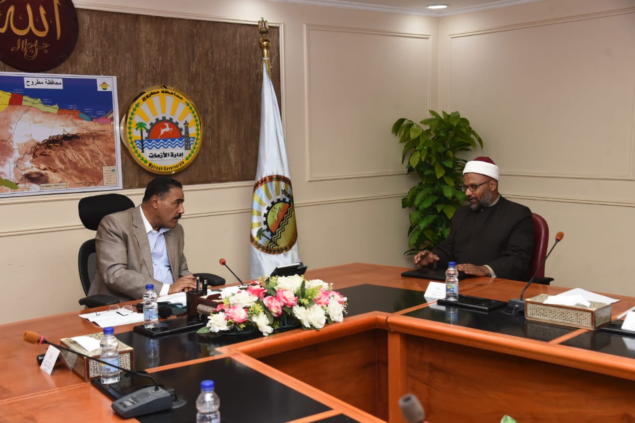 شعيب يلتقي عدد من الاهالى بخدمة المواطنين بمطروح
