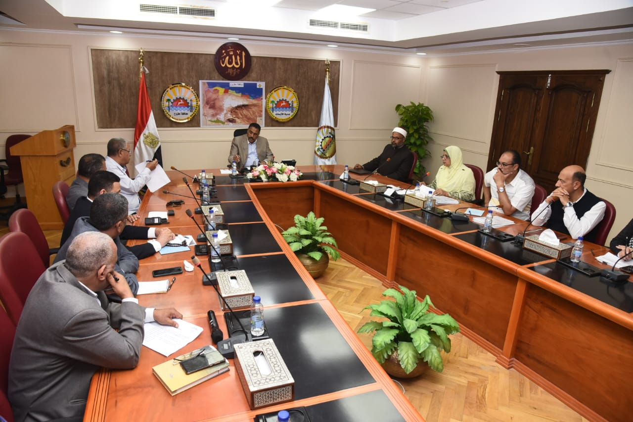 شعيب يلتقي عدد من الاهالى بخدمة المواطنين بمطروح