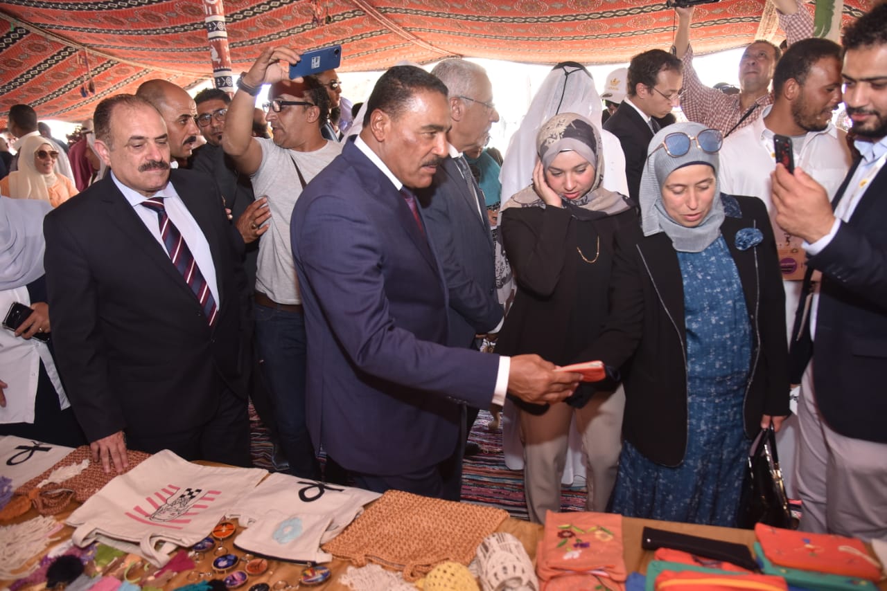 محافظ مطروح يفتتح معرض المنتجات اليدوية بسيوة