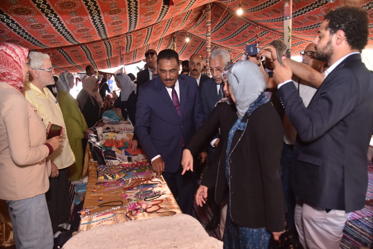 محافظ مطروح يفتتح معرض المنتجات اليدوية بسيوة