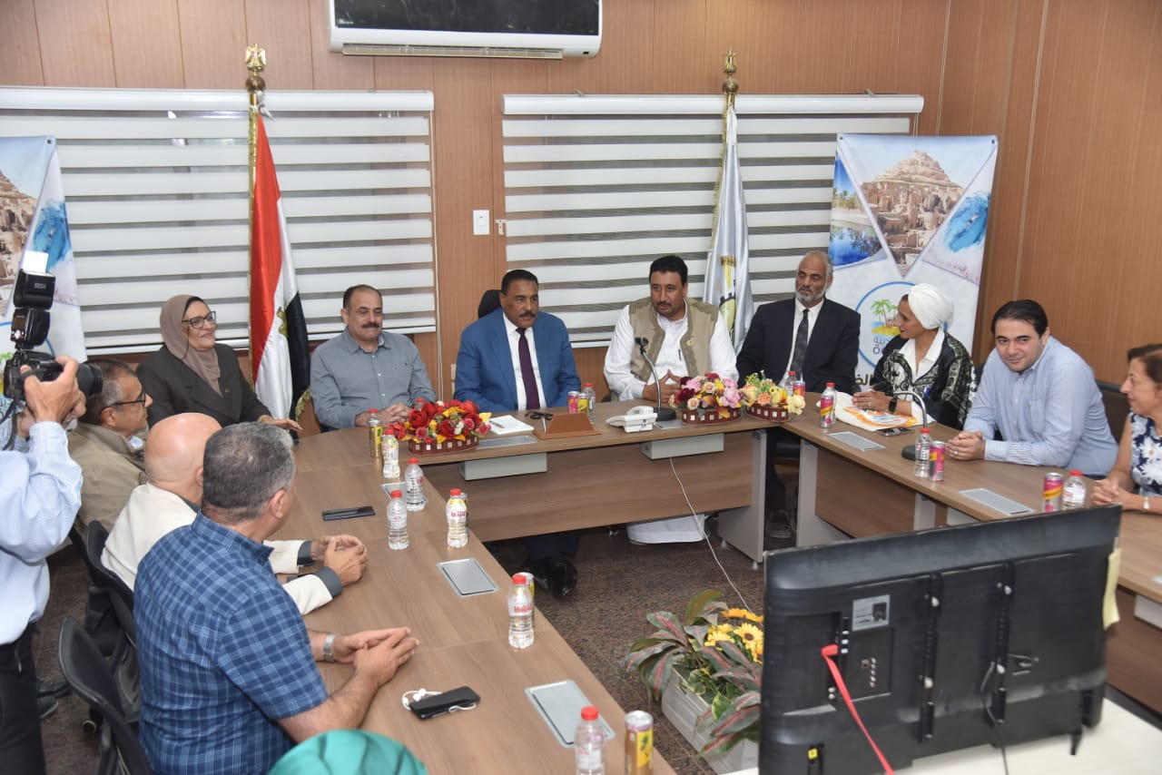 محافظ مطروح يلتقي  القافلة الطبية  لمعهد بحوث أمراض العيون بسيوة 