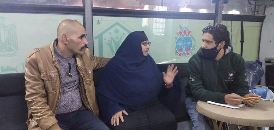 السيدة نعمات مع فريق عمل أطفال وكبار بلا مأوي