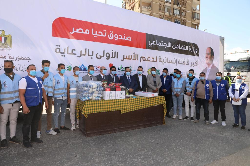 محافظ سوهاج يستقبل قافلة صندوق تحيا مصر لدعم الأسر الأولى بالرعاية