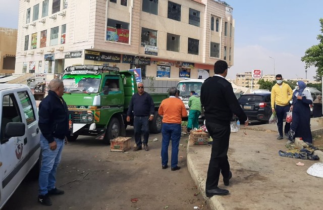 جهاز الشروق يشن حملة إشغالات ويحرر 16 محضر بالتعاون مع شرطة المرافق.. بالصور