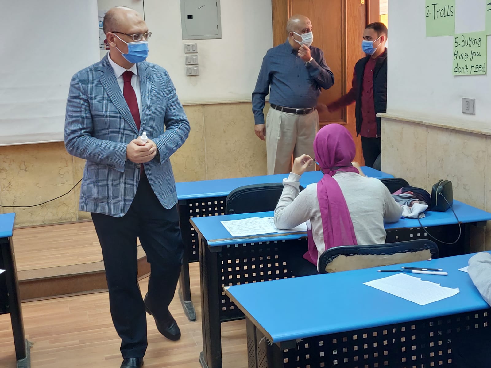 عميد تجارة عين شمس يتفقد امتحانات منتصف الفصل الدراسي الأول