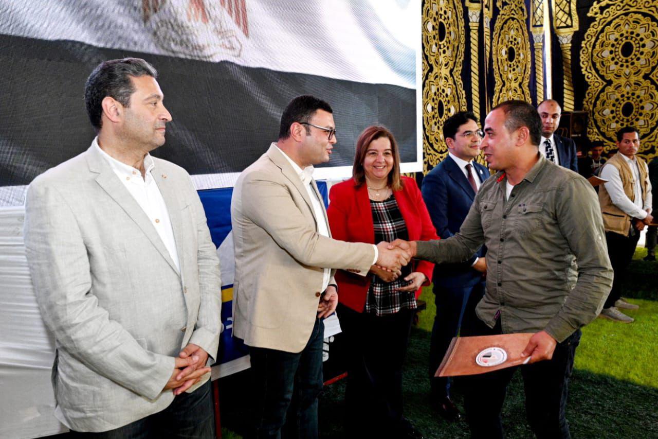 وزير الإسكان يسلم عقود 