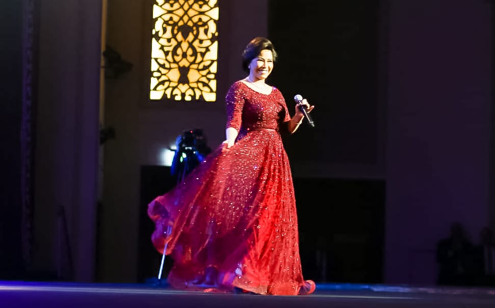 بالصور : بفستان احمر .. شيرين عبد الوهاب تشعل حفل مركز المنارة