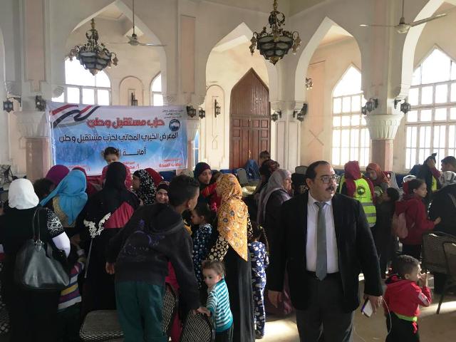 حزب مستقبل وطن بعين شمس ينظم معرض لتوزيع الملابس بالمجان.. صور