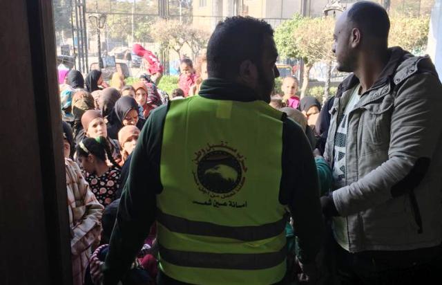 حزب مستقبل وطن بعين شمس ينظم معرض لتوزيع الملابس بالمجان.. صور