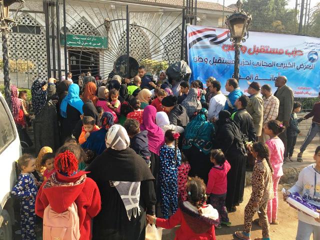 حزب مستقبل وطن بعين شمس ينظم معرض لتوزيع الملابس بالمجان.. صور