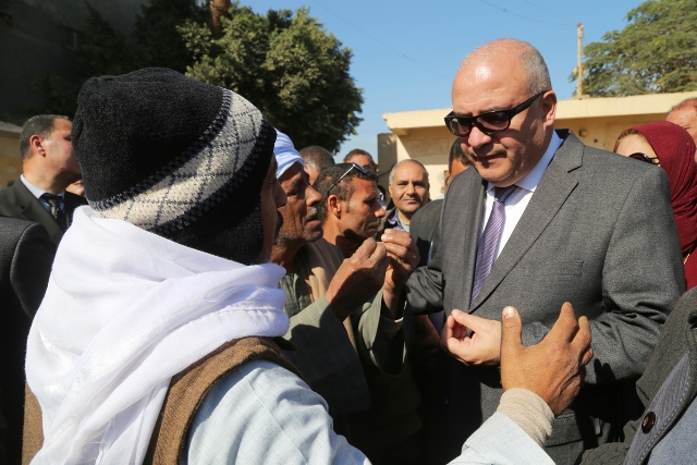 محافظ قنا يتفقد عدد من المنشآت الطبية فى أبو تشت.. بالصور