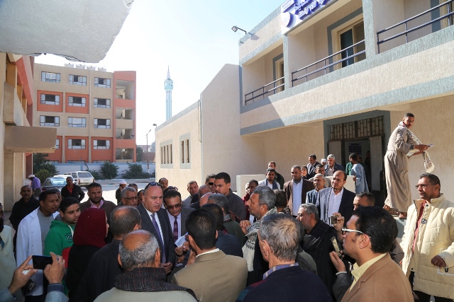 محافظ قنا يتفقد عدد من المنشآت الطبية فى أبو تشت.. بالصور