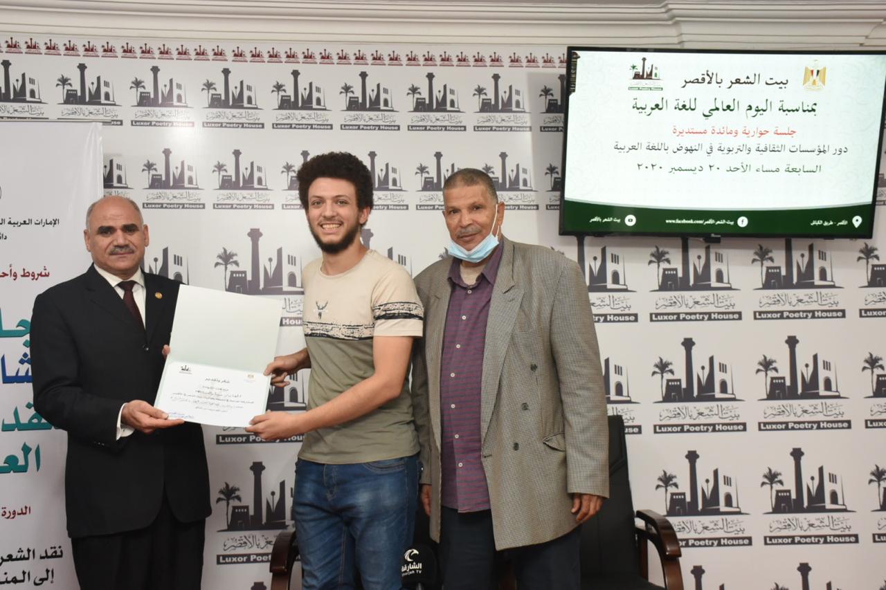 رئيس جامعة الأقصر يفتتح معرض الفن التشكيلى 