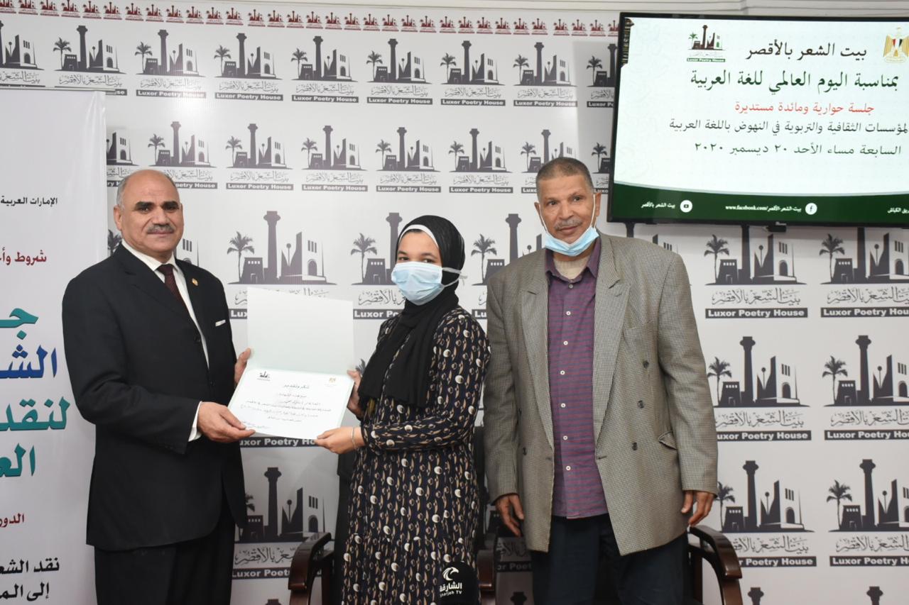 رئيس جامعة الأقصر يفتتح معرض الفن التشكيلى 