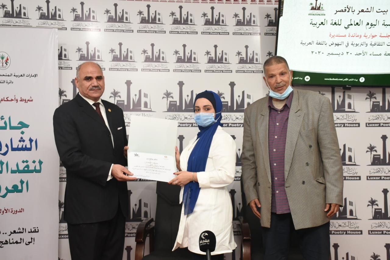 رئيس جامعة الأقصر يفتتح معرض الفن التشكيلى 