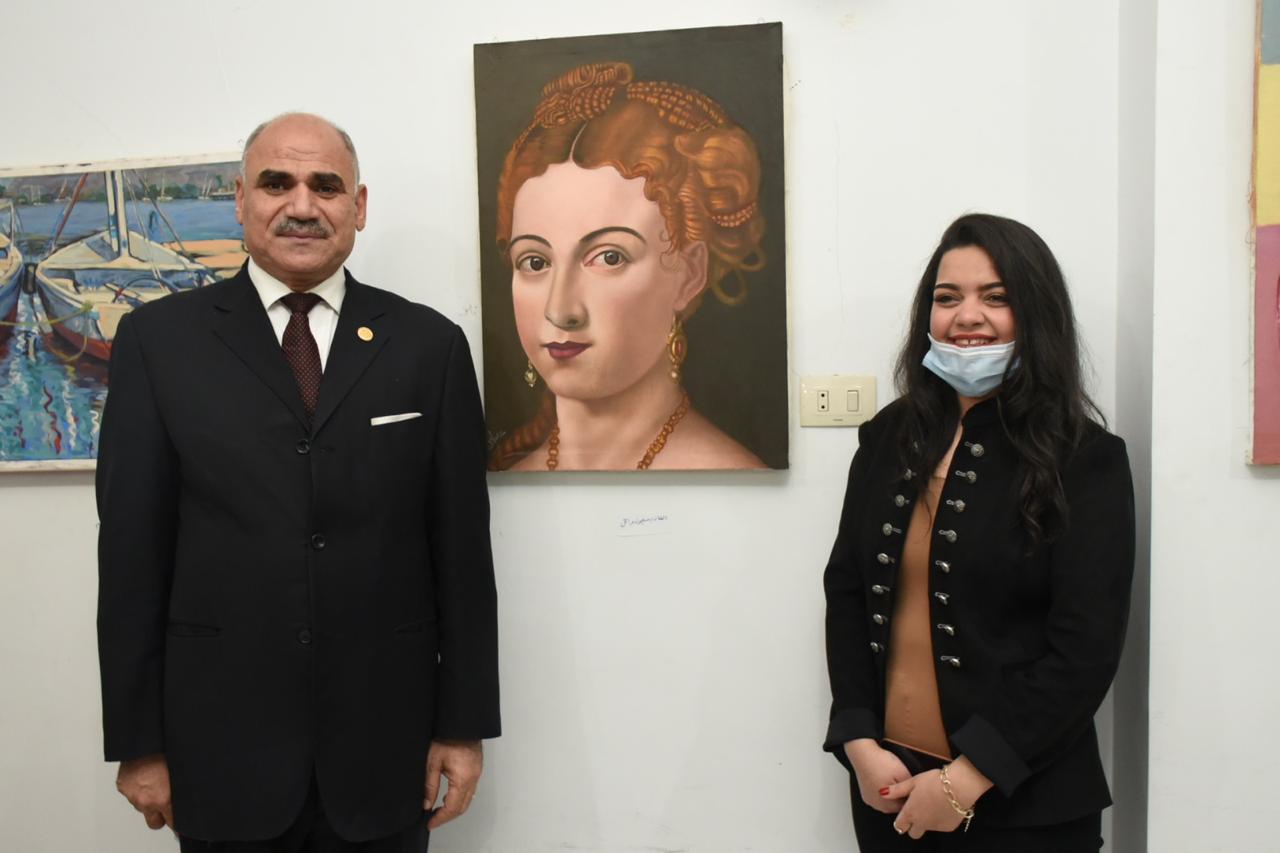 رئيس جامعة الأقصر يفتتح معرض الفن التشكيلى 