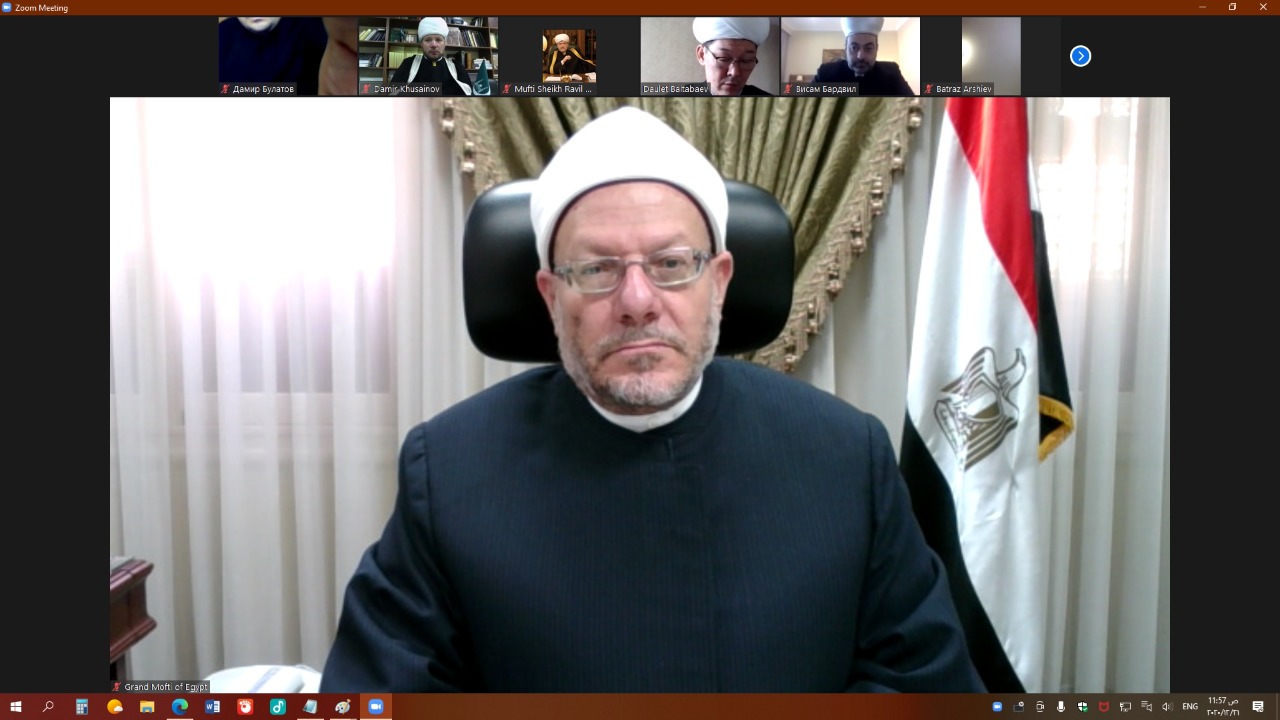 مفتي الجمهورية خلال إلقاء كلمته عبر تطبيق 