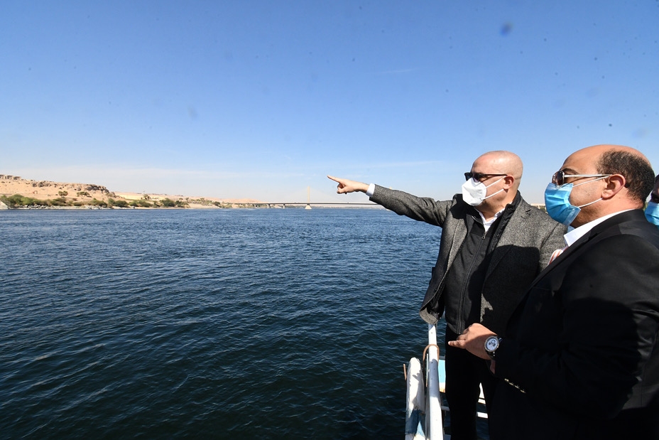 وزير الإسكان ومحافظ أسوان