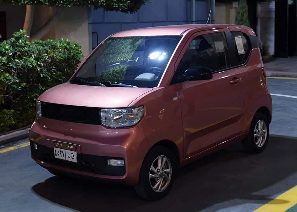 بالصور .. مدبولي يتفقد نموذج سيارة ركاب صغيرة كهربائية 