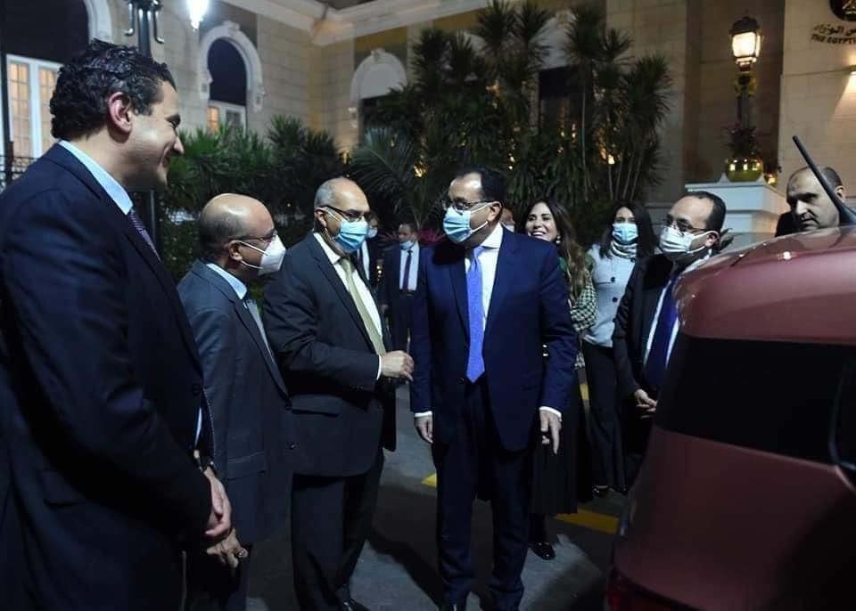 بالصور .. مدبولي يتفقد نموذج سيارة ركاب صغيرة كهربائية 