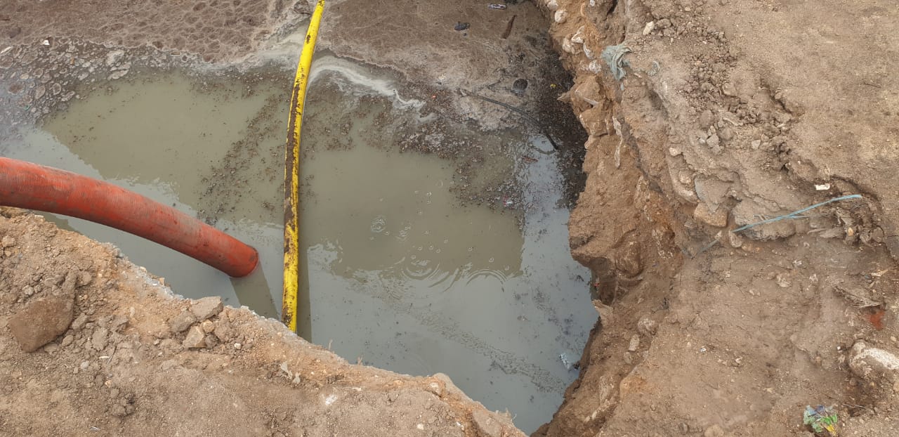 معاناة أهالى قرية جمجرة الجديدة ببنها بسبب تعرض منازلهم لتسريب الصرف الصحي