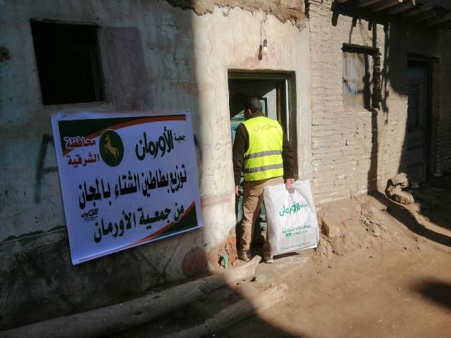 توزيع ألحفة وبطاطين من الأورمان والتضامن فى الشرقية.. بالصور