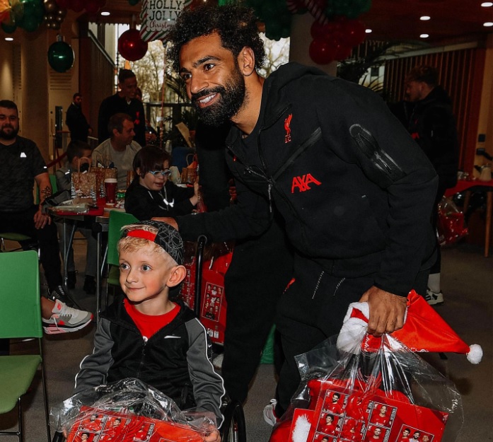 صور .. محمد صلاح يزور مستشفى للأطفال بمناسبة أعياد الميلاد