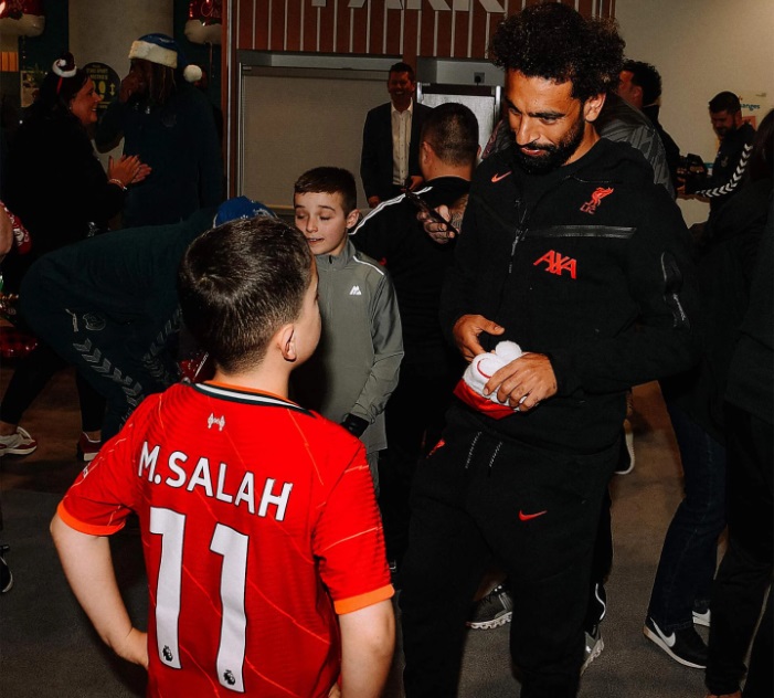 صور .. محمد صلاح يزور مستشفى للأطفال بمناسبة أعياد الميلاد