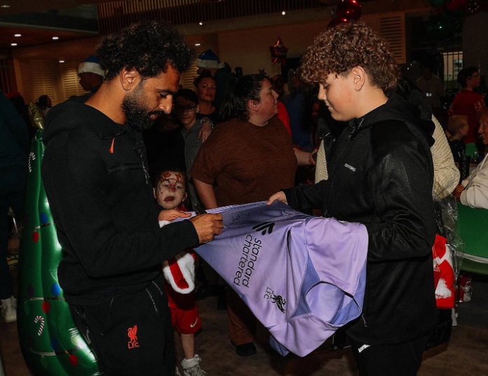 صور .. محمد صلاح يزور مستشفى للأطفال بمناسبة أعياد الميلاد