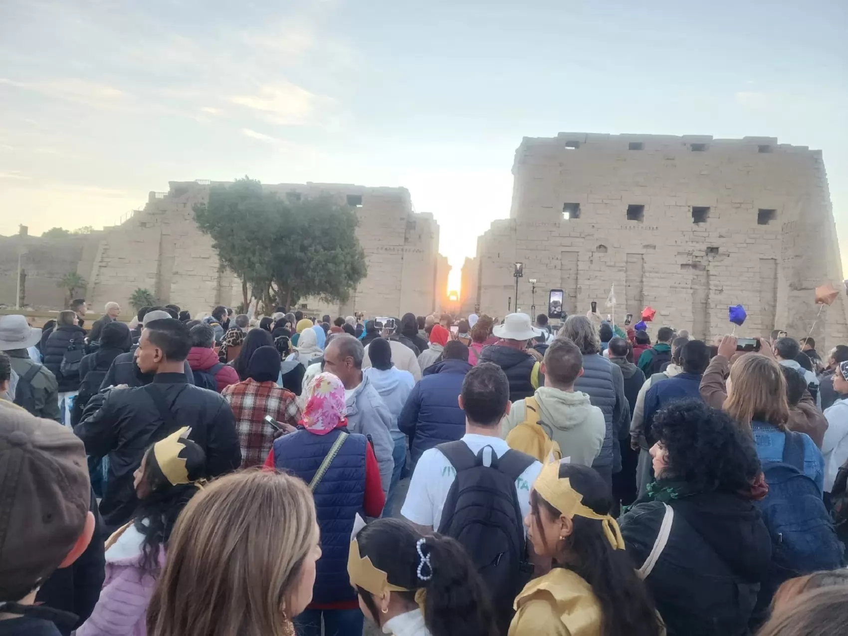 توافد السياح على معابد الكرنك لمتابعة تعامد الشمس على قدس الأقداس 