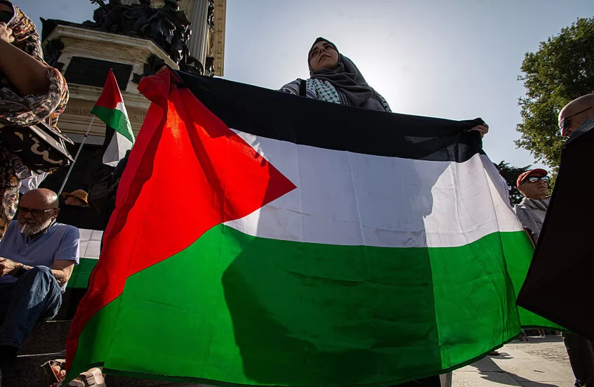 انطلاق قافلة المساعدات الانسانية الـ98 من مصر إلى غزة 