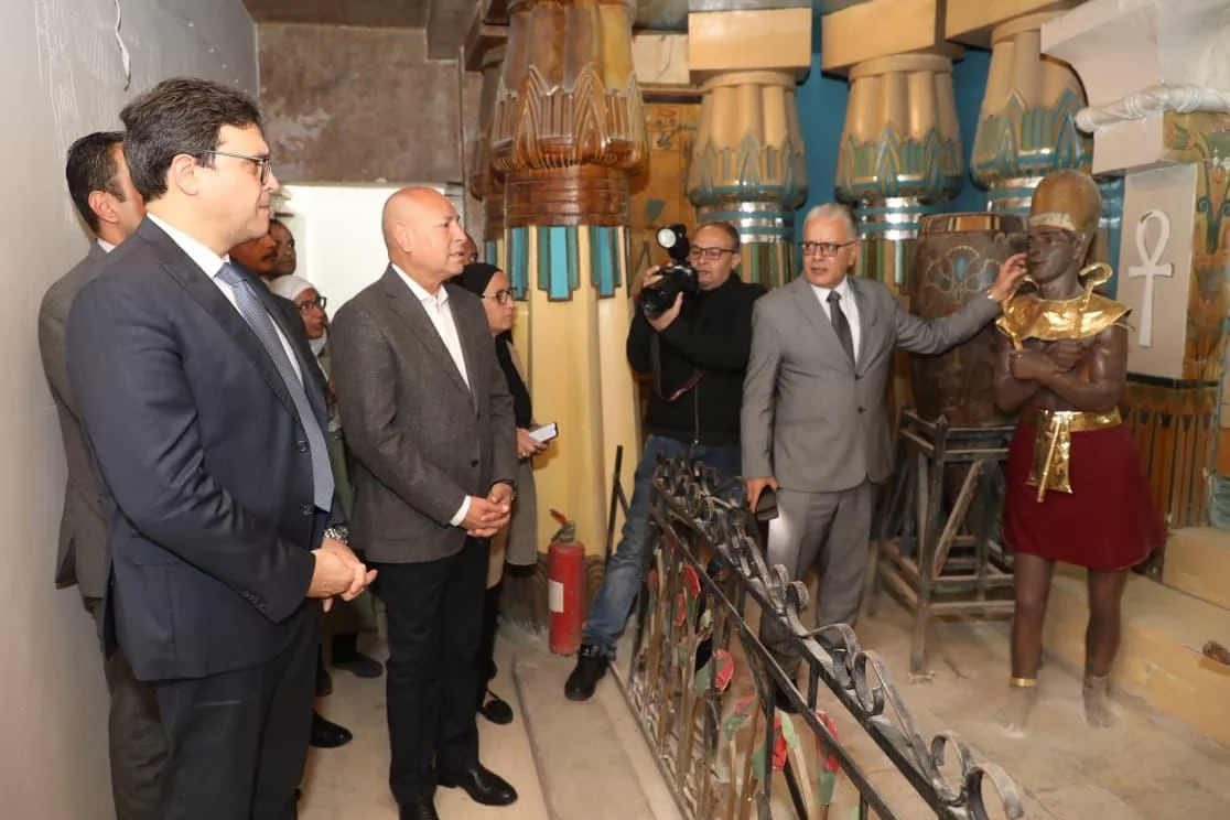 وزير الثقافة ومحافظ القاهرة يتفقدان متحف الشمع 