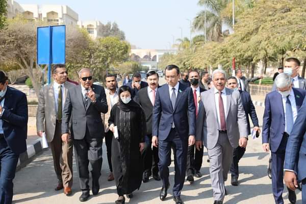 رئيس جامعة الأزهر يصطحب رئيس مجلس الشيوخ الكازاخستاني في جولة تفقدية للحرم الجامعي 