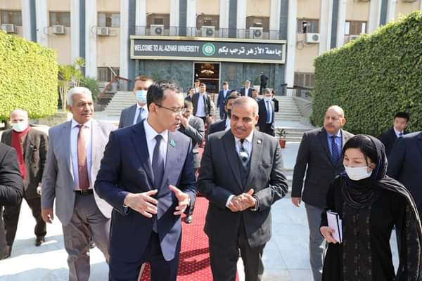 رئيس جامعة الأزهر يصطحب رئيس مجلس الشيوخ الكازاخستاني في جولة تفقدية للحرم الجامعي 