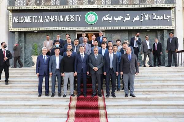 رئيس جامعة الأزهر يصطحب رئيس مجلس الشيوخ الكازاخستاني في جولة تفقدية للحرم الجامعي 
