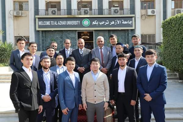 رئيس جامعة الأزهر يصطحب رئيس مجلس الشيوخ الكازاخستاني في جولة تفقدية للحرم الجامعي 