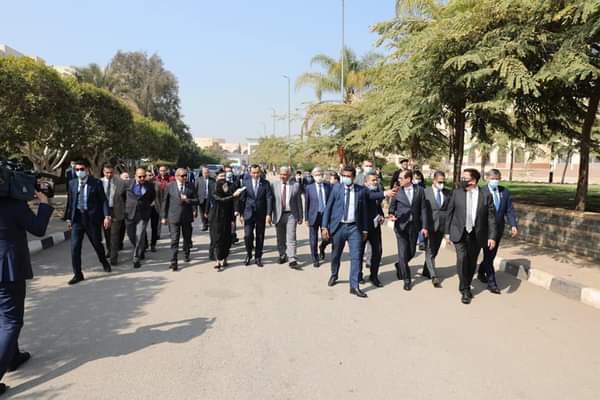 رئيس جامعة الأزهر يصطحب رئيس مجلس الشيوخ الكازاخستاني في جولة تفقدية للحرم الجامعي 