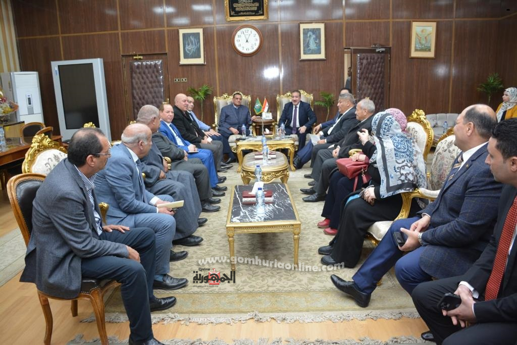 وزير التنمية المحلية ومحافظ المنوفية خلال اللقاء مع أعضاء مجلسى النواب والشيوخ