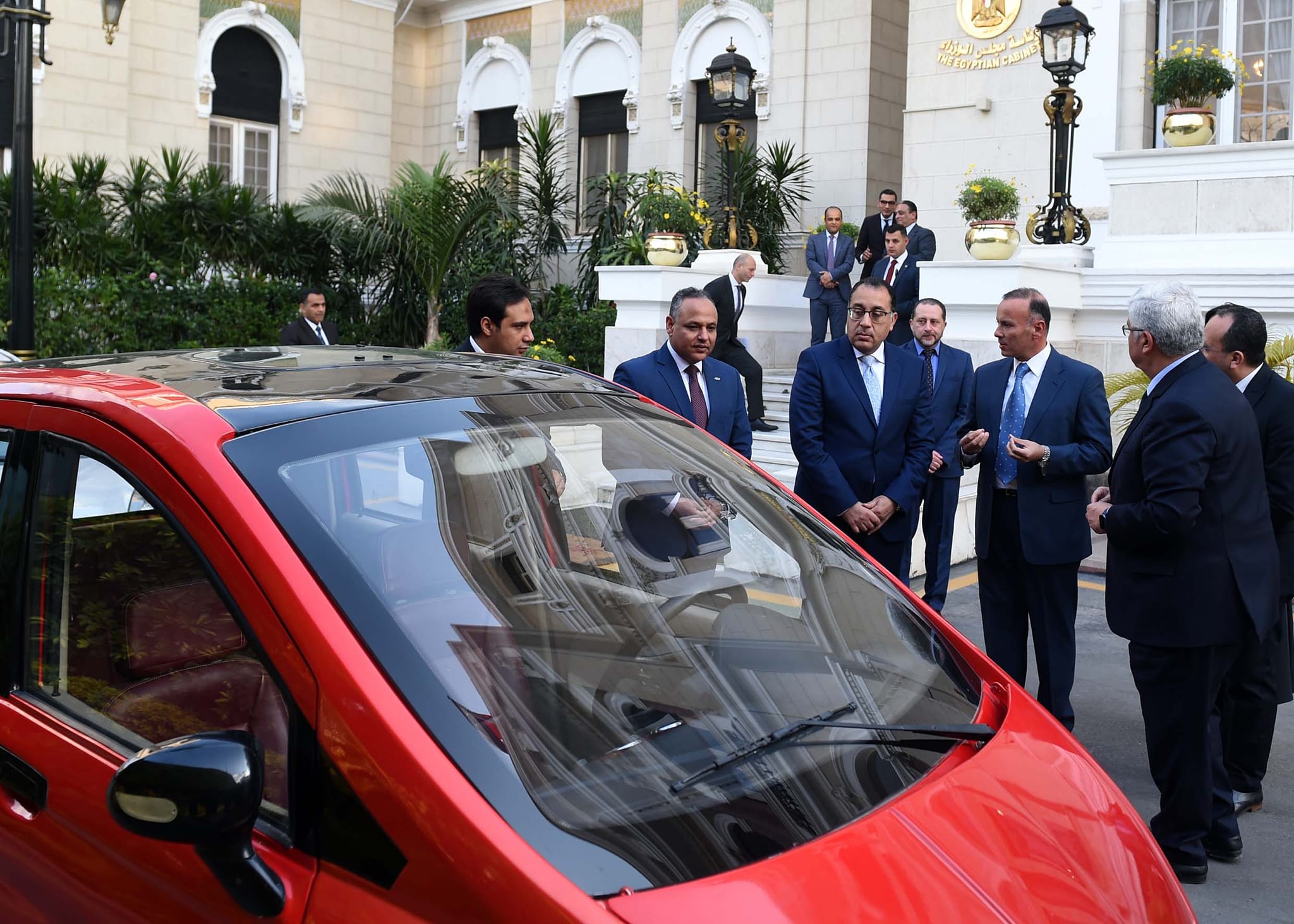 مدبولي يستعرض مشروع تصنيع سيارة كهربائية مصرية