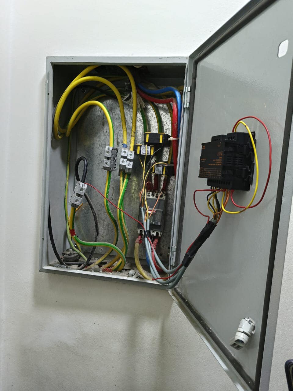 حملة مكبرة في القاهرة الجديدة تُغلق 19 محلًا مخالفًا