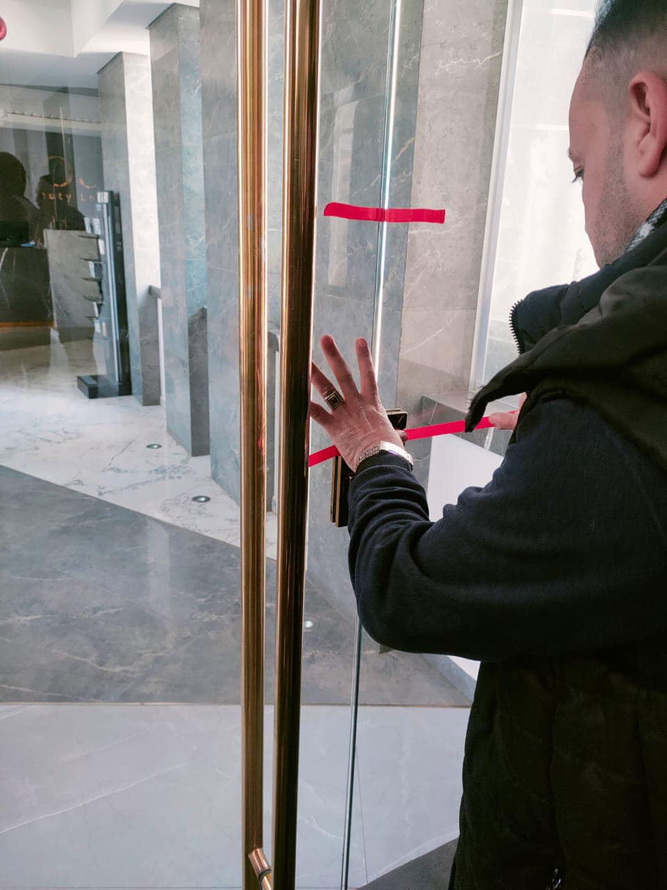 حملة مكبرة في القاهرة الجديدة تُغلق 19 محلًا مخالفًا