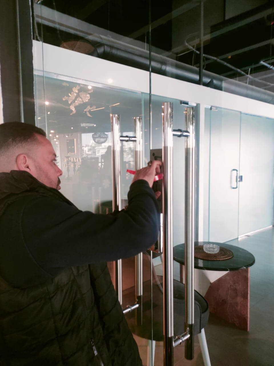 حملة مكبرة في القاهرة الجديدة تُغلق 19 محلًا مخالفًا