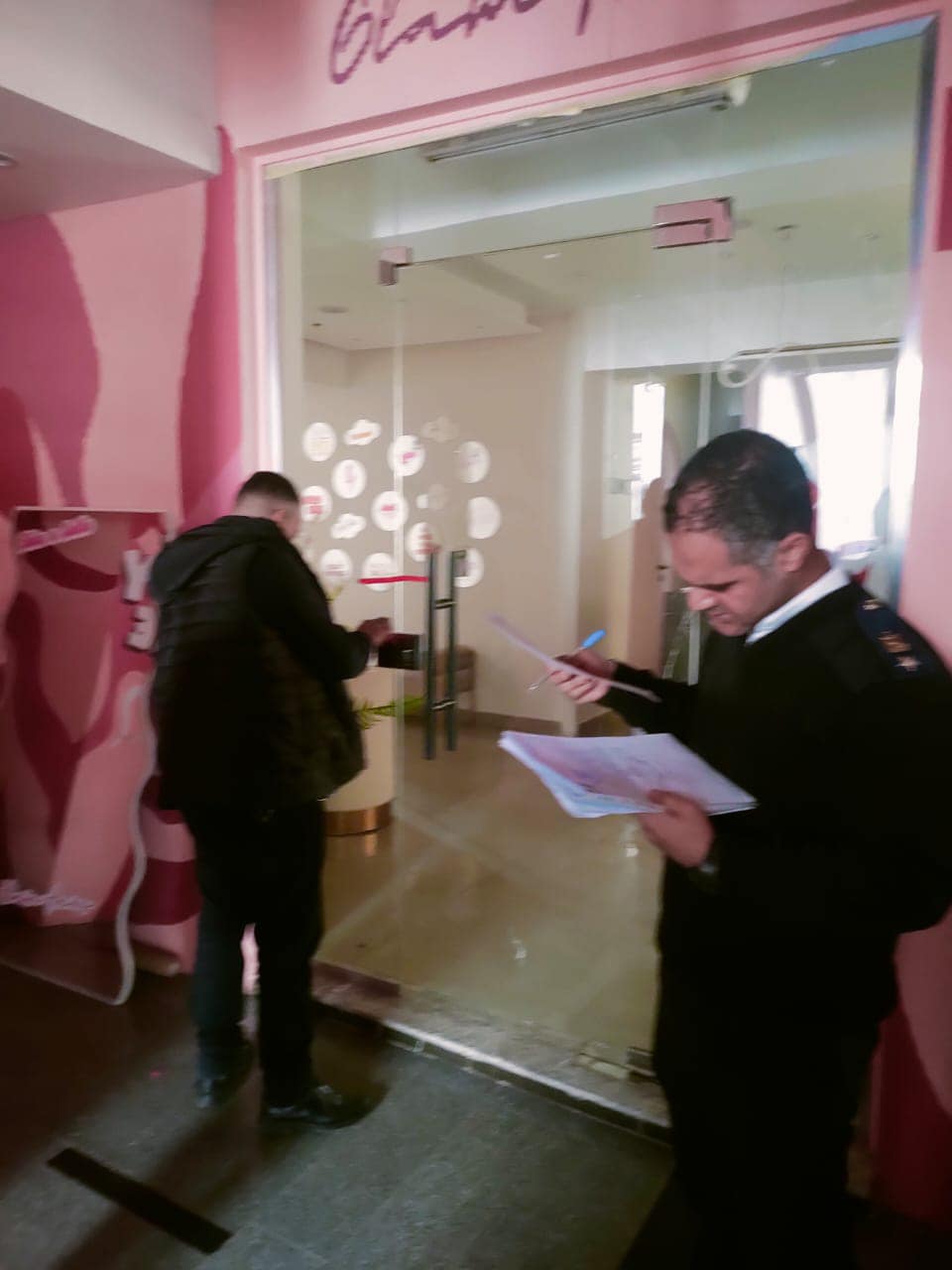 حملة مكبرة في القاهرة الجديدة تُغلق 19 محلًا مخالفًا