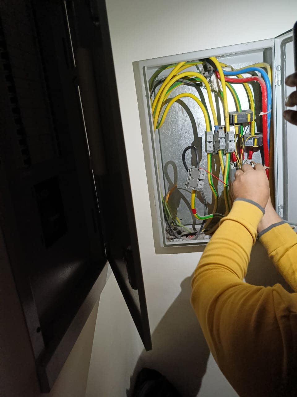 حملة مكبرة في القاهرة الجديدة تُغلق 19 محلًا مخالفًا