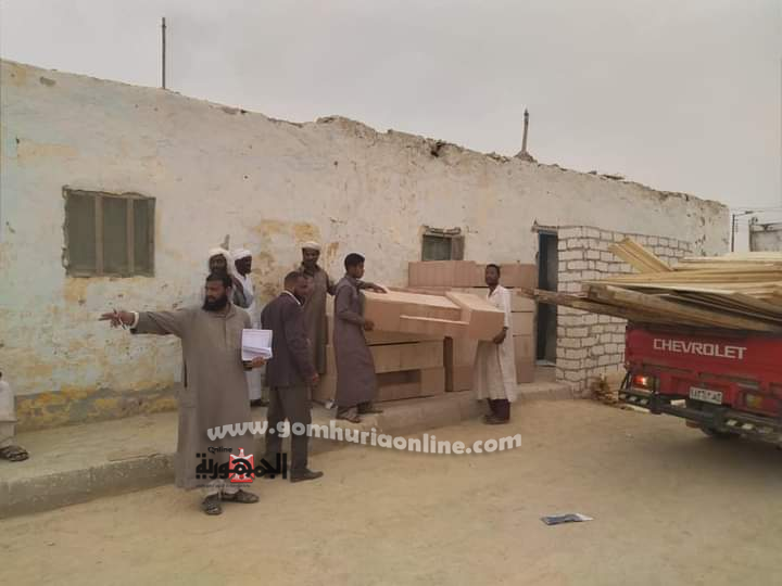 قافله الحياة تصل واحة جارة ام الصغير وتوزع اعانات مالية وعينية علي الاهالي