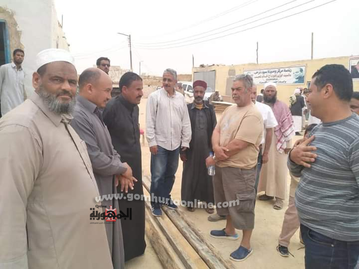 قافله الحياة تصل واحة جارة ام الصغير وتوزع اعانات مالية وعينية علي الاهالي