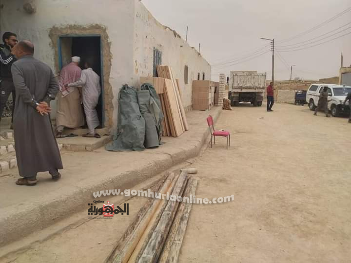 قافله الحياة تصل واحة جارة ام الصغير وتوزع اعانات مالية وعينية علي الاهالي